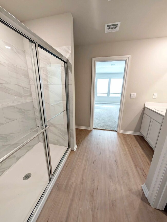 Building Photo - Newer 3/2 in Mustang Schools