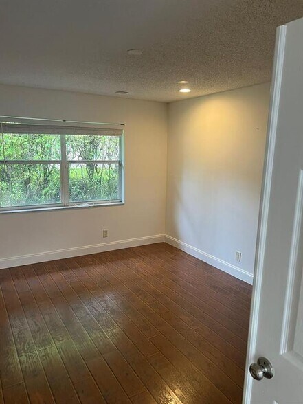 Building Photo - 1120 NW 106th Ave