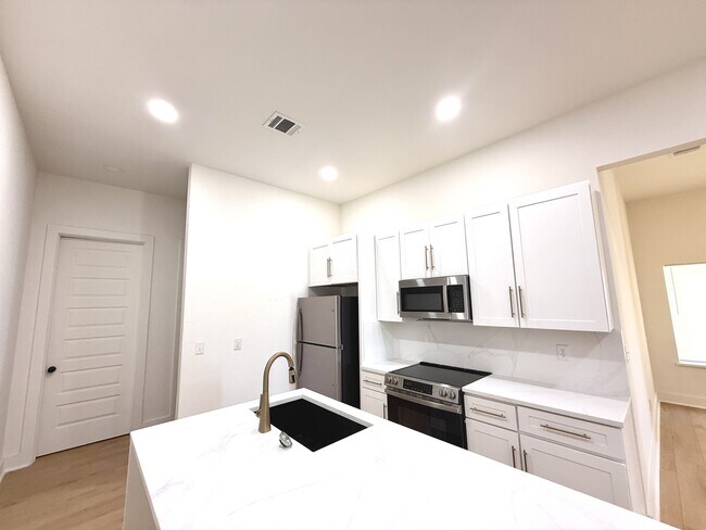 Building Photo - 921 S.Franklin Dr