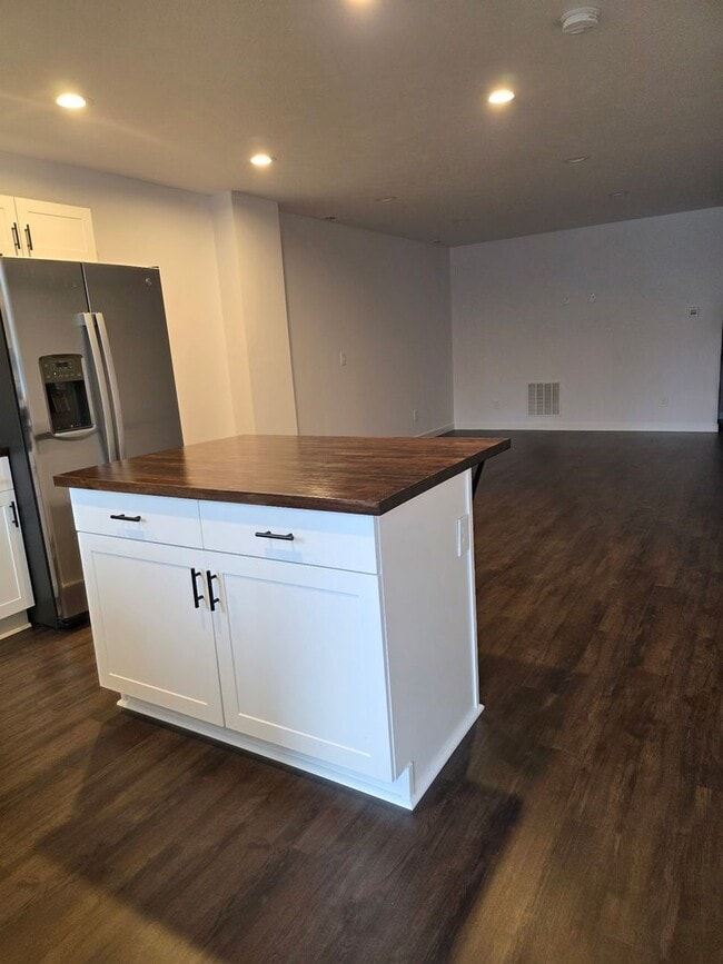 Building Photo - E. 38th Avenue Duplex&#39;s