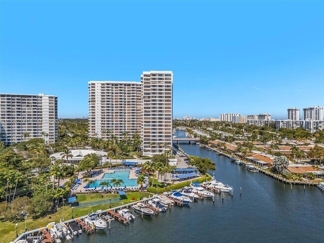 Building Photo - 2500 Parkview Dr