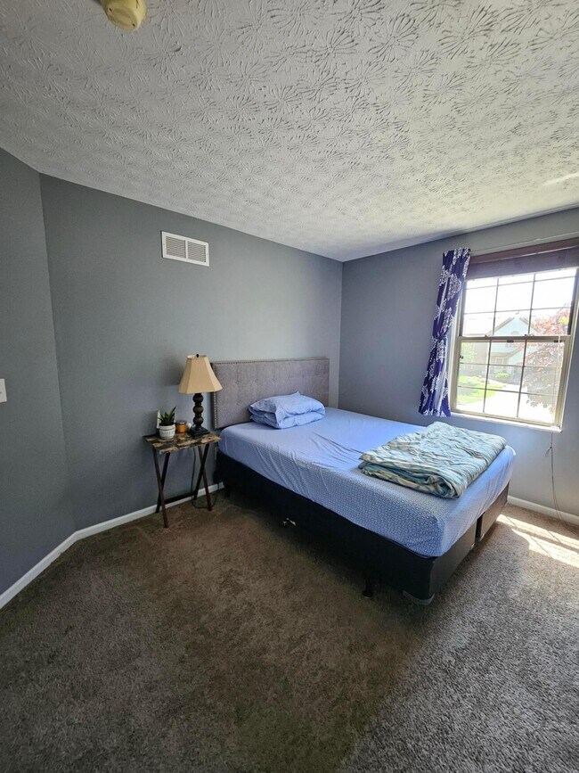 Building Photo - 1639 Royal Oak Dr