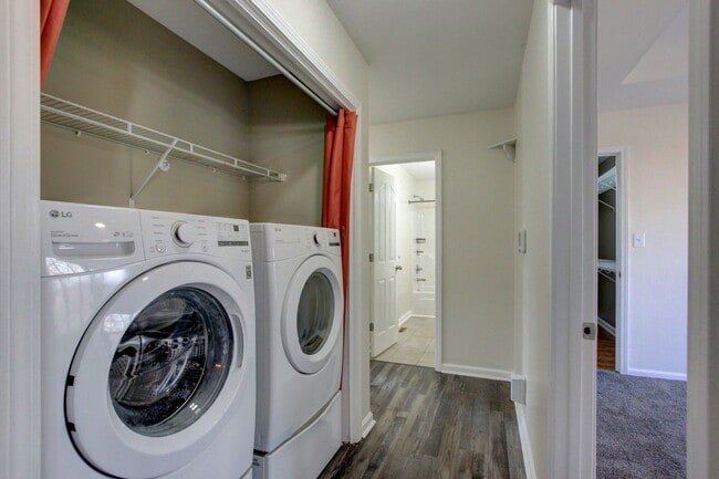 Building Photo - 3 bed 2 bath Fenced yard.  Heart of St. B.  Hurry.