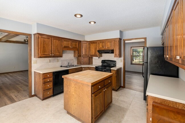 Building Photo - Charming 3 Bed 2.5 Bath Raised Ranch