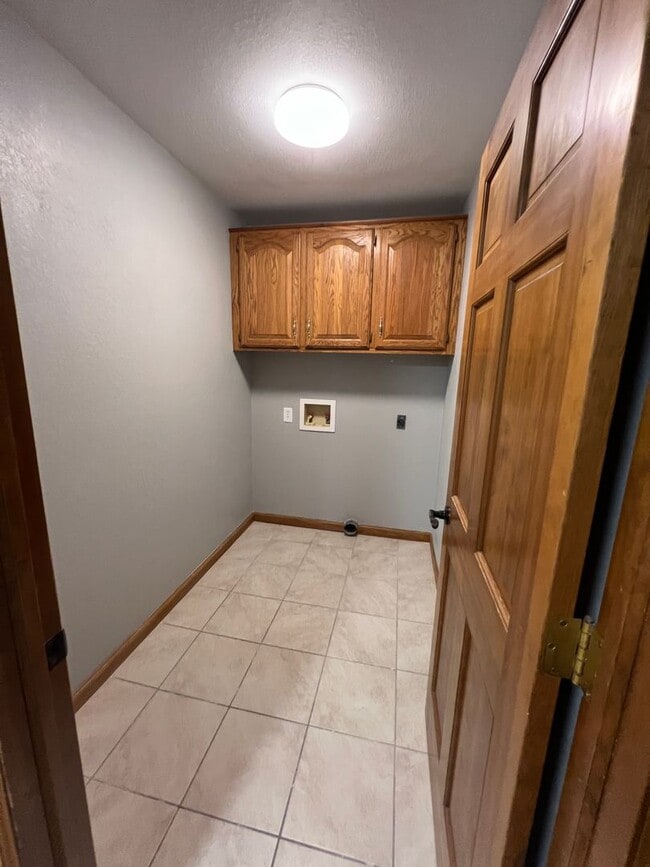 Building Photo - 5 bedroom/3 bath w/mother in law style qua...