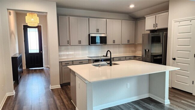 Building Photo - 704 Giorgio Moroder Dr