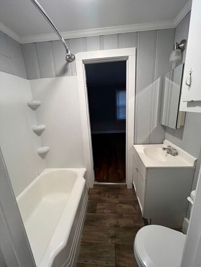 Building Photo - Newly Remodeled 2 Bed/ 1 Bath Duplex