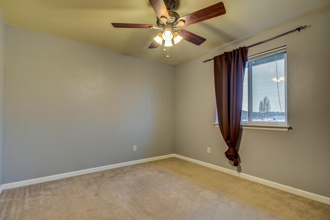 Building Photo - Spacious 2 Bedroom, 2.5 Bathroom Townhome ...