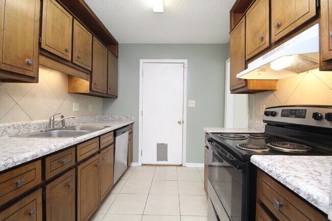 Building Photo - 3BR Home in Milton | All Tile Flooring (No Carpet) | Fenced Yard + Garage | Available 5/1.