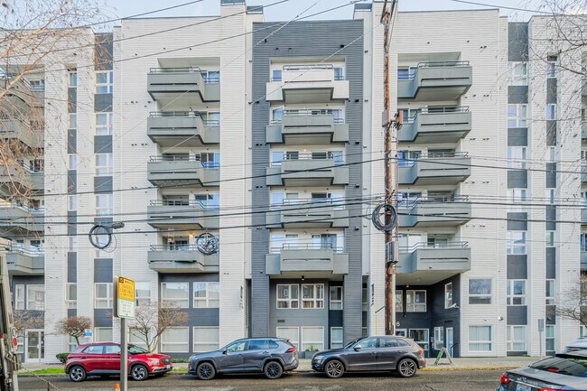 Building Photo - 526 Yale Ave N