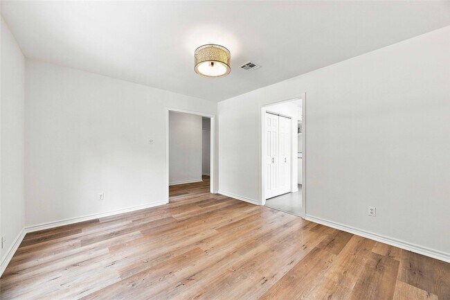 Building Photo - 6215 Queensloch Dr