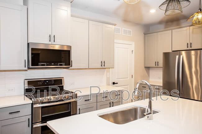 Building Photo - 2006 Red Ash Dr