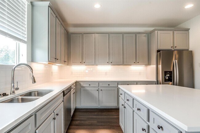Building Photo - 3515 S Hills