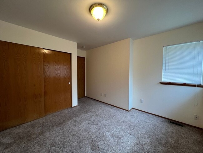 Building Photo - Single Story 2 Bdrm Duplex - Near Lake Goo...