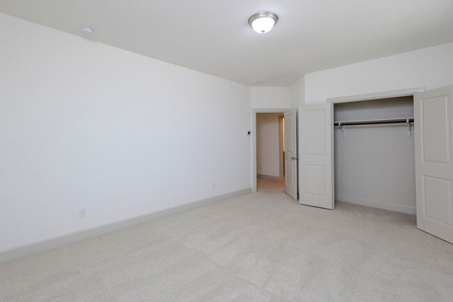 Building Photo - This house offers beautiful open floor plan with high ceilings and lots of natural light.