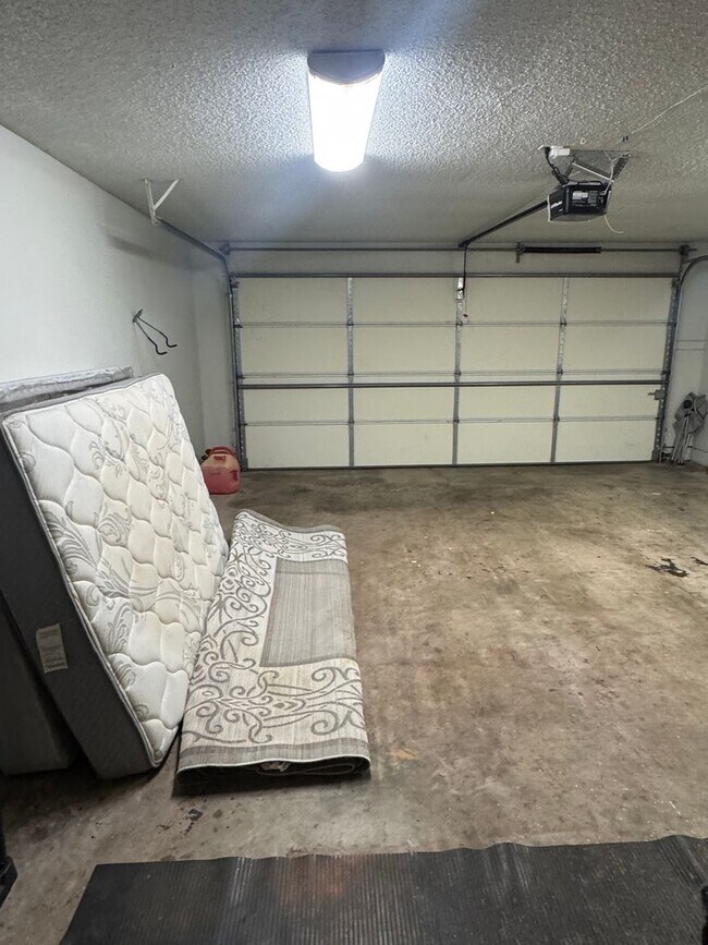 Building Photo - 3 bedroom, 2 bathroom, 2 car garage in Sou...