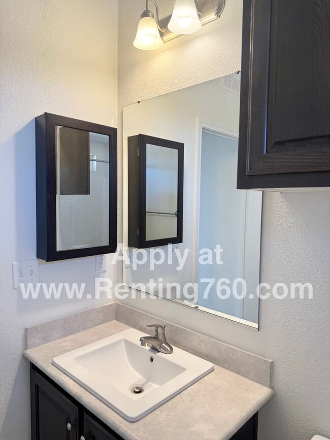 Building Photo - Huge 4 Bedroom Home!!