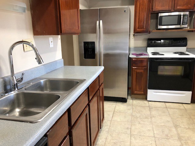 Building Photo - 38 Bristol Ct