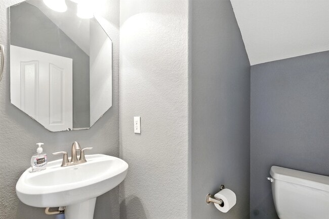 Building Photo - 8904 Clovermist Dr