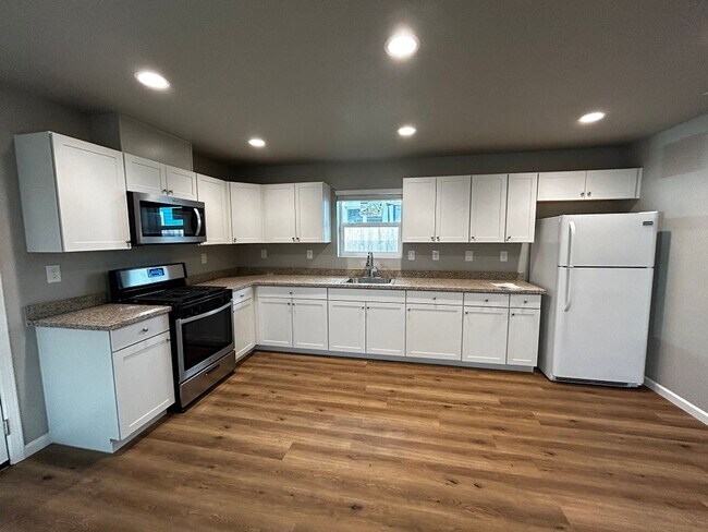 Building Photo - Coming Soon! 2 Bed/1 Bath Home