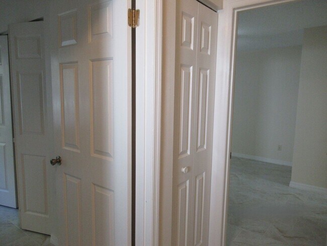 Building Photo - 2br/2ba Duplex with Lakeview