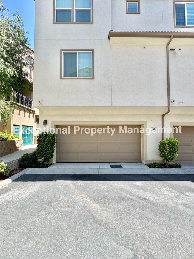 Building Photo - Great 3 bed 3 bath home