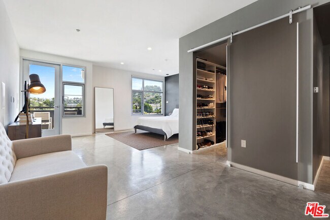 Building Photo - 4111 Sunset Blvd