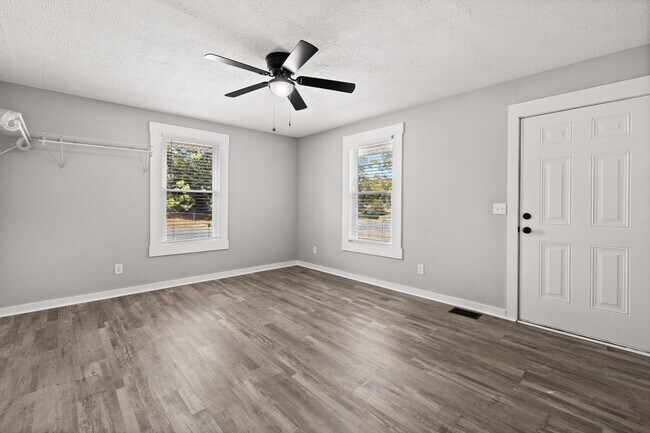 Building Photo - 501 E 4th St