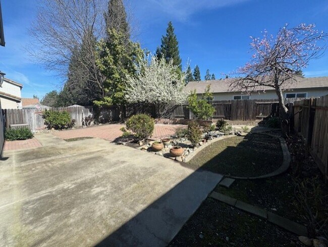 Building Photo - Gold River 4 Bedroom with Large Brick Patio in backyard!