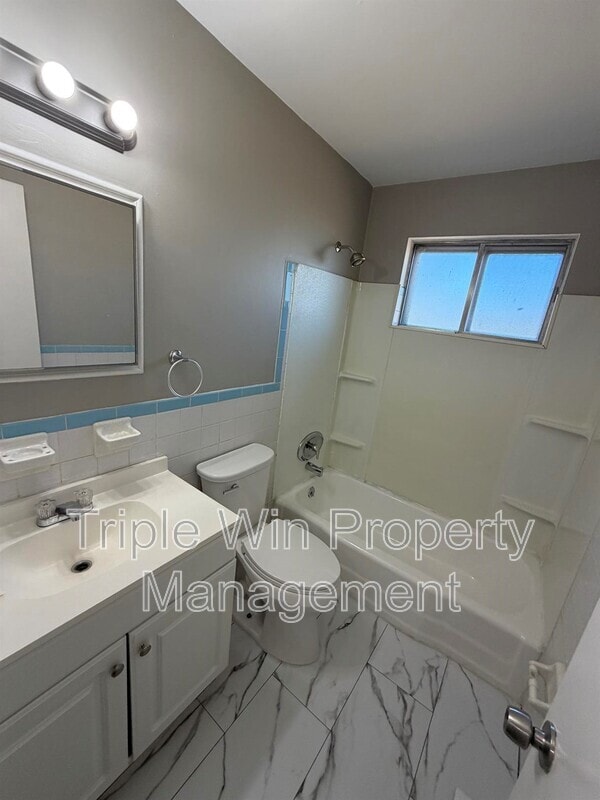 Building Photo - 1665 Queens Dr