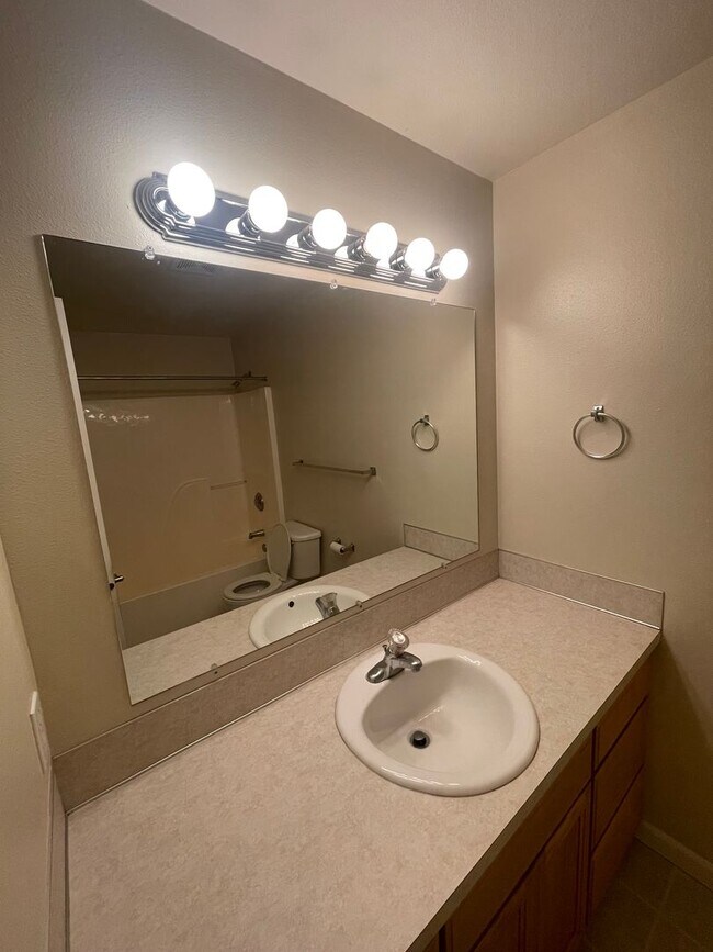 Building Photo - Convieniently located charming three bedroom duplex with modern updates!