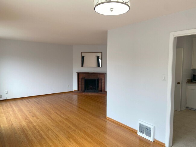 Building Photo - 1st Floor 2Bd / 1Ba  Flat With Garage Parking
