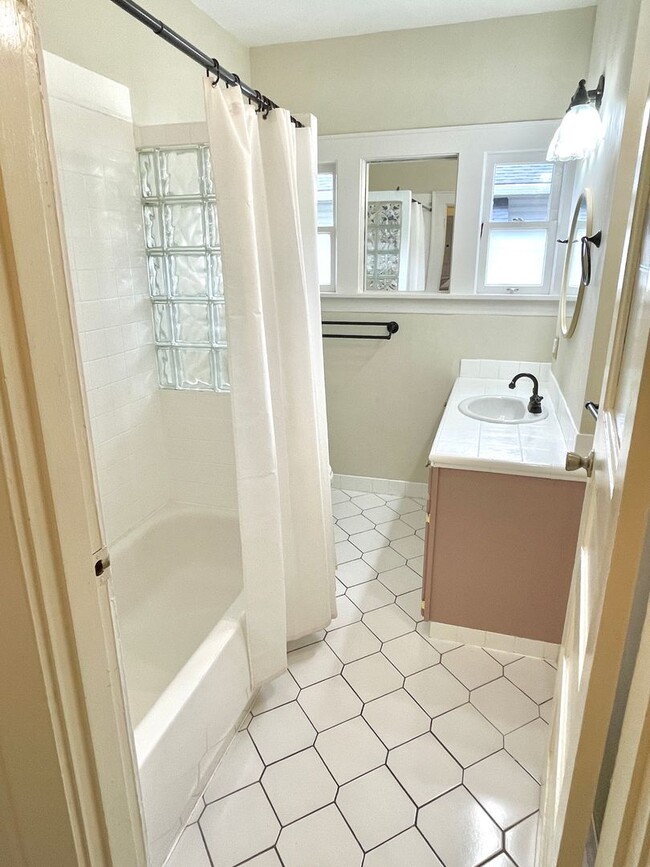 Building Photo - Gorgeous Rose City Park 4 bed Craftsman