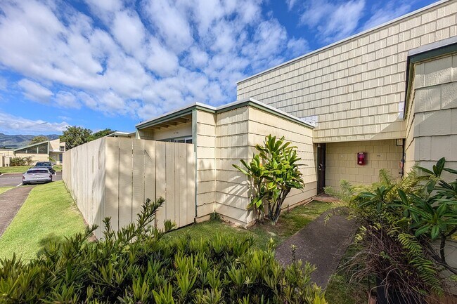 Building Photo - 2-Bedroom / 1-Bath Condo + Loft. 2 Parking Stalls. Water Included.