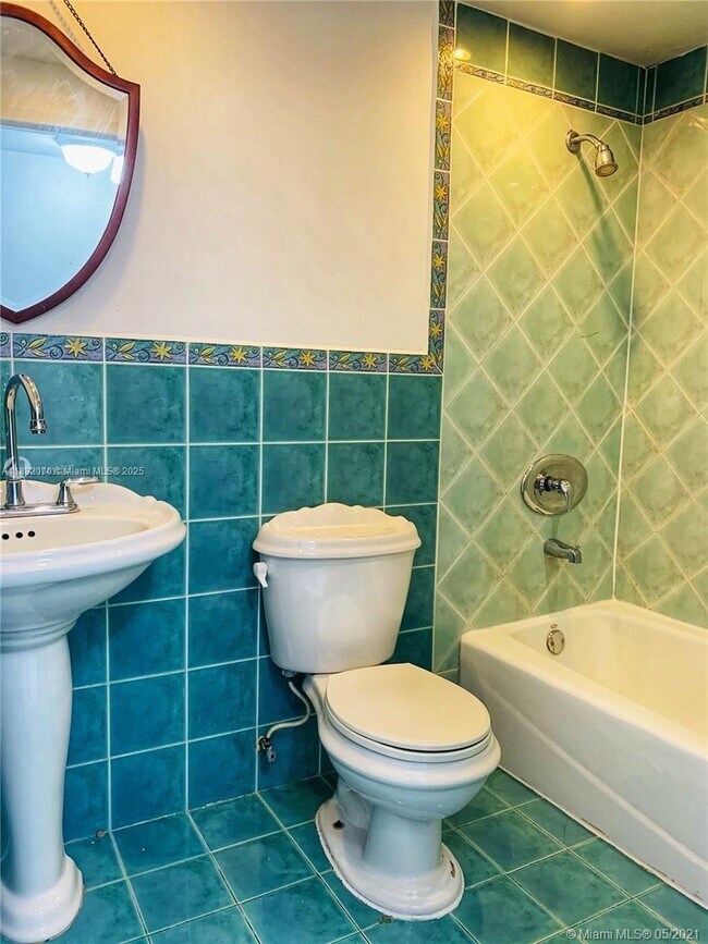 Building Photo - 1325 W 68th St