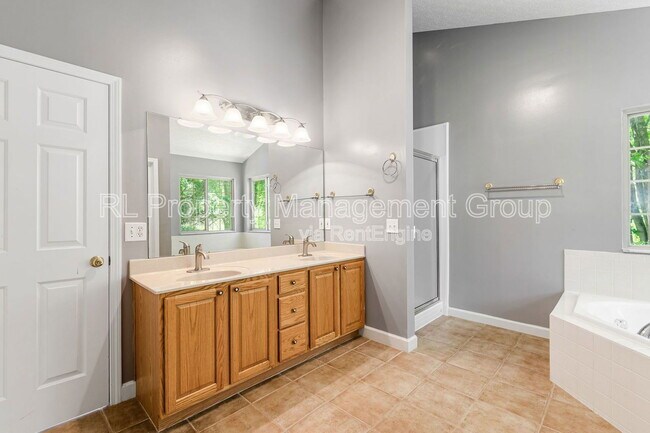 Building Photo - 5551 Ainsley Dr