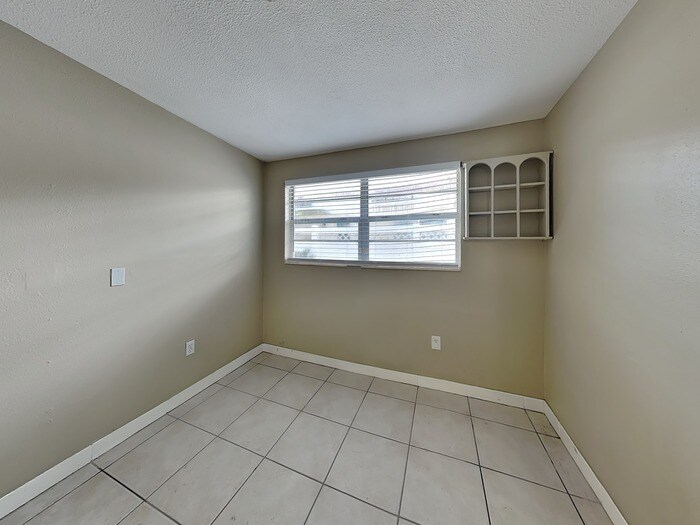 Building Photo - 2514 10th Ave Dr E