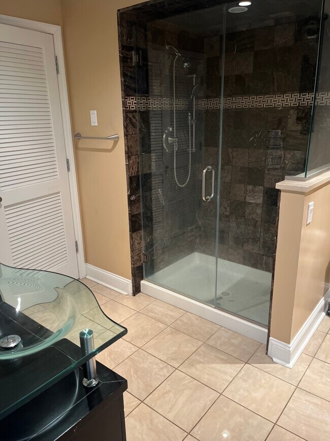 Building Photo - 71 Riverside Dr