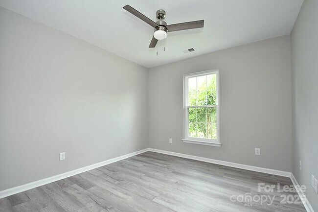 Building Photo - 129 Bosburg Dr