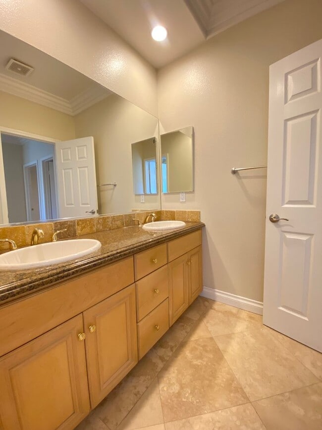 Building Photo - Beautiful 5 bedroom Newbury Park home with mountain views
