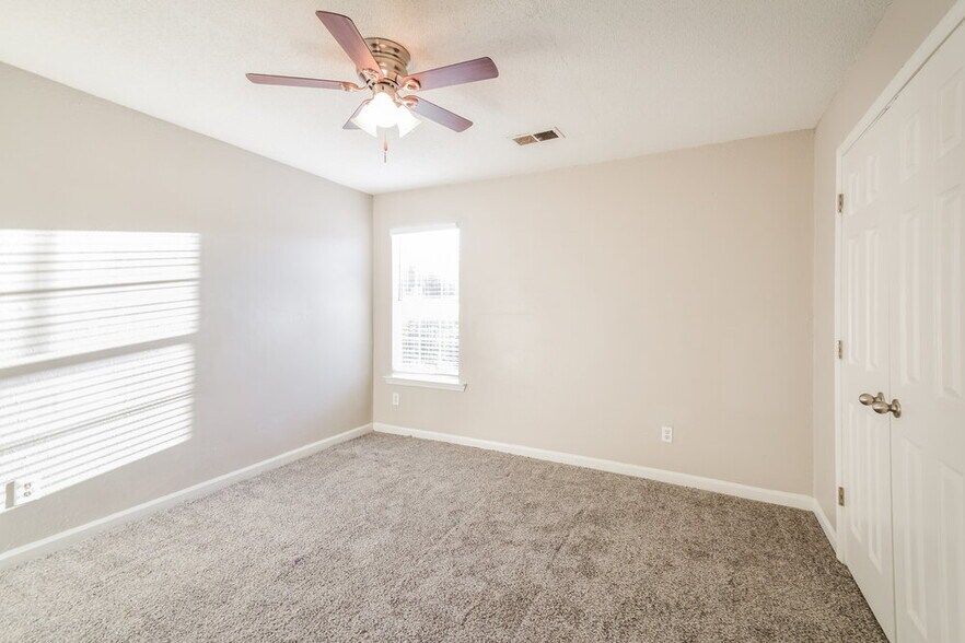 Building Photo - 10222 Green Moss Dr N