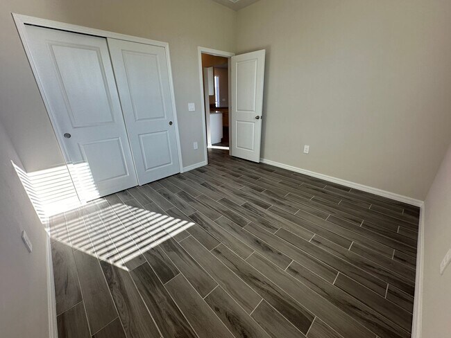 Building Photo - NW Cape Coral Home 4 Bedroom/ 2 Bath/ 3 Ca...