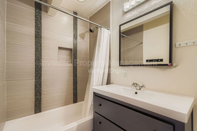 Building Photo - 2400 Pontiac St