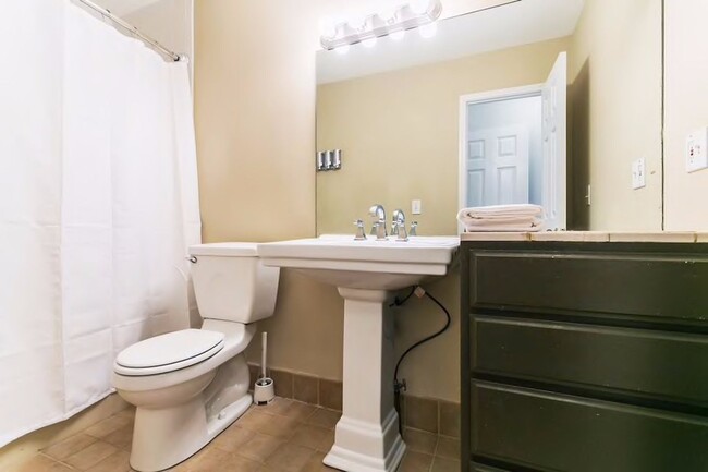 Building Photo - Luxury Midtown Private Retreat!
