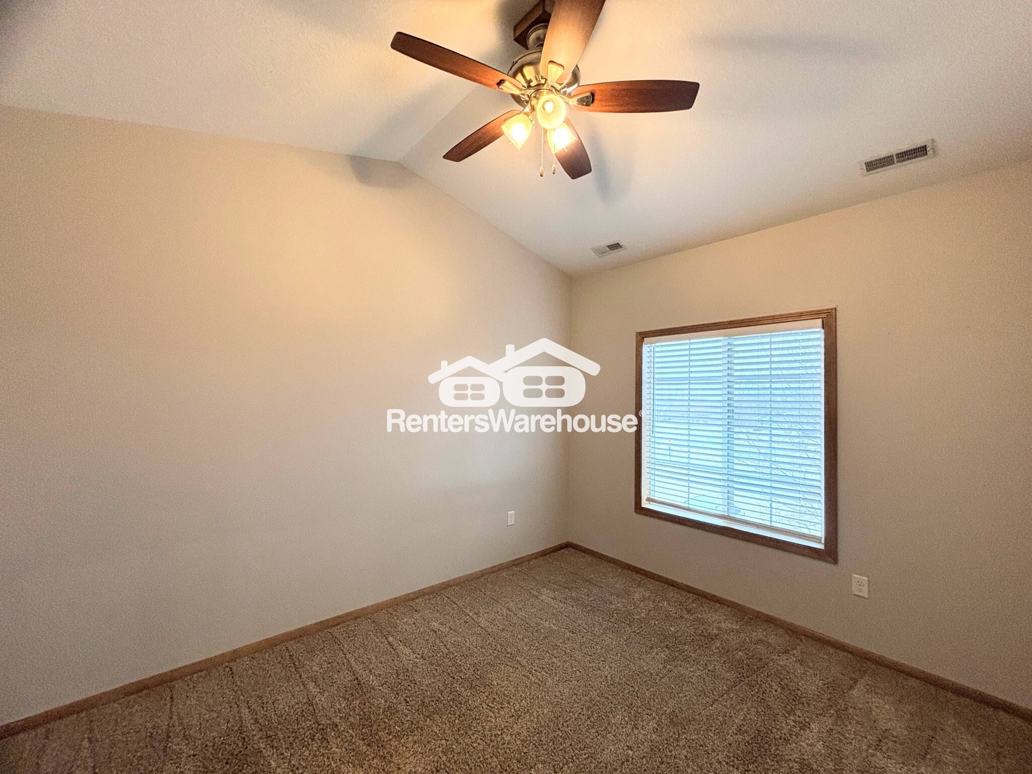 Building Photo - 2000 Meadow Ct