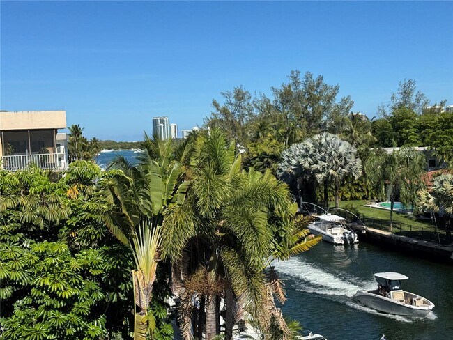 Building Photo - 2600 NE 135th St