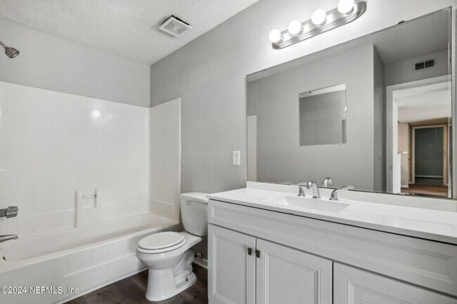 Building Photo - Renovated Condo in a Convenient Location!