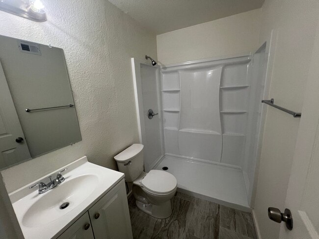 Building Photo - FULLY REMODELED 1 BED. APT. / AVAILABLE FOR SELF VIEWING!