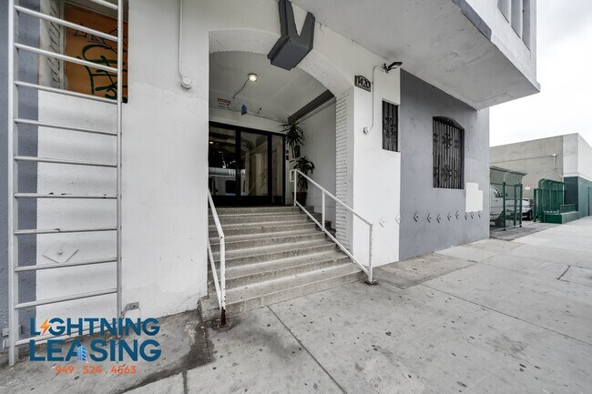 Building Photo - 1420 1/2 Flower St-32D