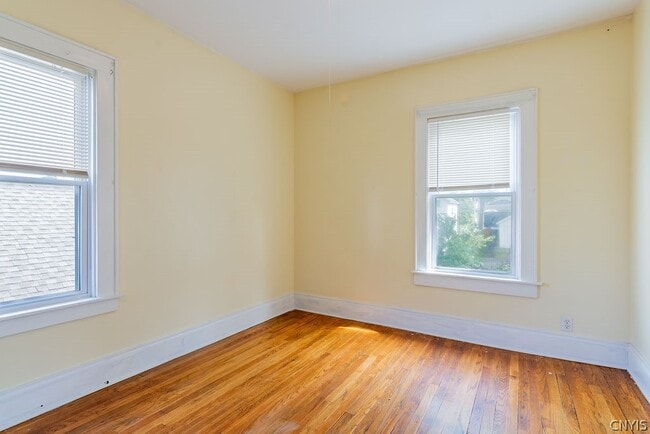 Building Photo - 325 S Midler Ave